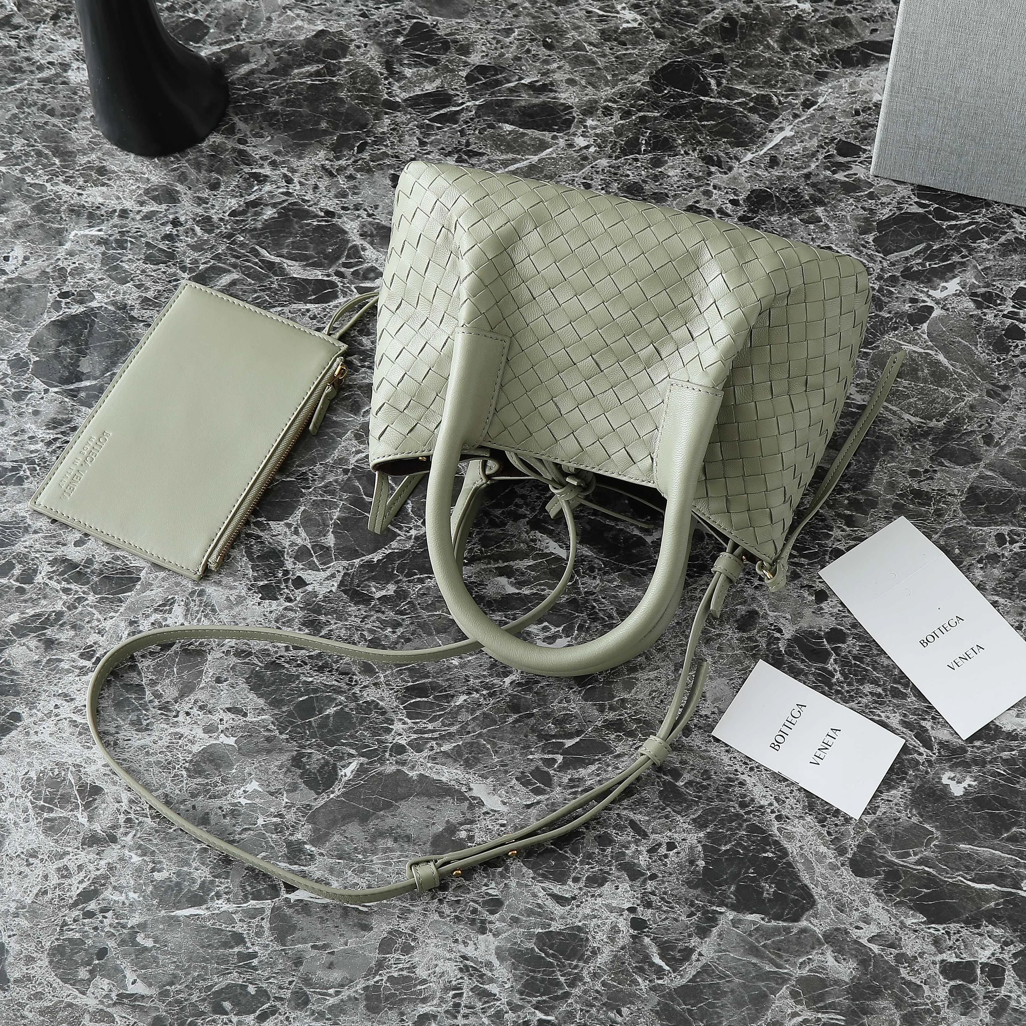 Batch 1660 BV25 spring and summer new product Mini pinacoteca two-tone surface. The weaving process is also super exquisite. Every texture is delicate and clear, and you can see the full ingenuity. 👜The bag uses 1 cm leather strips, which are purely hand-woven, highlighting the brand's craftsmanship. The inside is flipped to reveal a smooth suede lining that can be used on both sides, taking into account both fashion and practicality. 	 The small size can be worn on one shoulder or across the body, making it super versatile for daily commuting! 	 💕Fashionable ladies who like BV, come to me to get the same style~ ​Model number: 819004 ​Size: 24*15*12cm